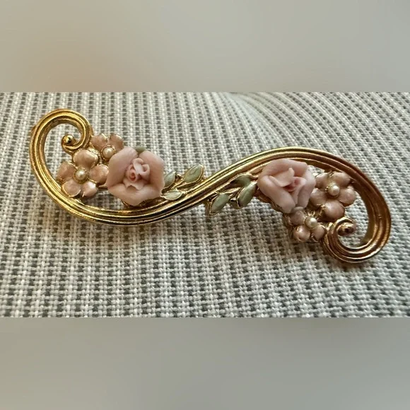 1928 New old stock Ceramoc Pink Rose Flowe on Gold tone Brooch - Picture 2 of 6